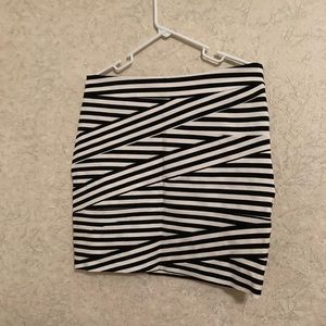 Beautiful gently loved EXPRESS black and white pencil skirt. Super classy.